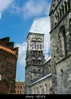 A sud la maggior parte delle due torri occidentali di Lund Domkyrkan (Cattedrale), Lund, Skåne, Svezia. Foto Stock