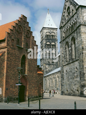 Cappella di San Laurentii (o Vecchia Biblioteca) e una delle torri occidentali di Lund Domkyrkan (Cattedrale), Lund, Skåne, Svezia. Foto Stock