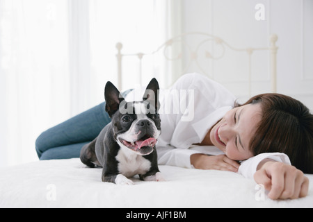 Giovane donna e Boston Terrier Foto Stock