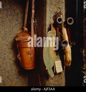 Tubi e custodia di tabacco appesa vicino al camino nella sala da pranzo al signor cannucce House Nottinghamshire Foto Stock