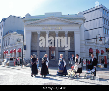 17 maggio (Constitution Day) scena di strada, Kristiansand centrale, Vest-Agder, Norvegia. Foto Stock