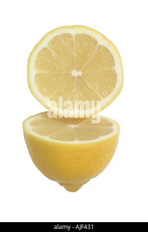 Il limone tagliato in due metà su sfondo bianco Foto Stock