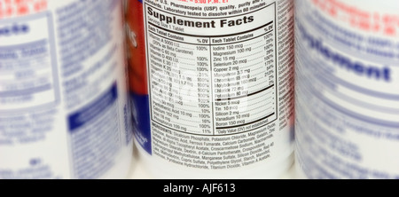 Primo piano della etichetta multivitaminico elenco delle vitamine e degli importi Foto Stock