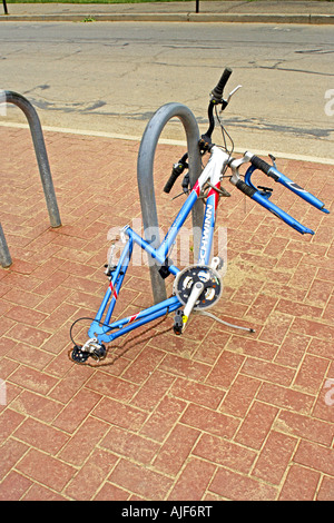 Smontaggio studente s ciclo ad un lock up bollard su Ohio State University Campus in Columbus OH Foto Stock