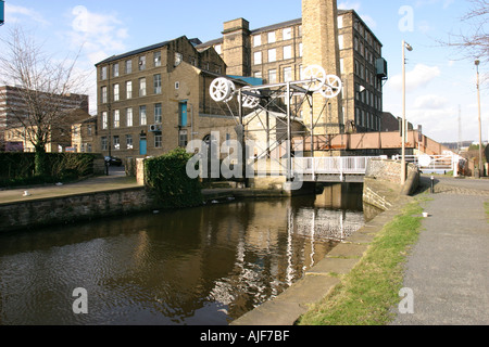 Locomotiva Ponte a Huddersfield ampio canale mulino a fianco del camino canal Foto Stock