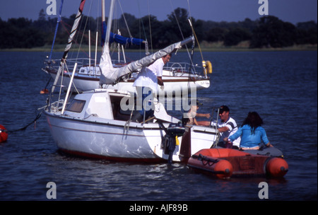 Il salvataggio di una donna in mare da yacht Foto Stock