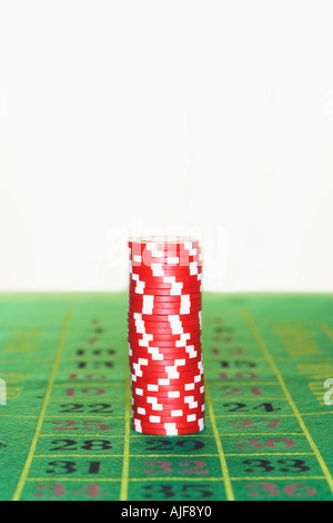 Pila di fiche sul tavolo della roulette Foto Stock