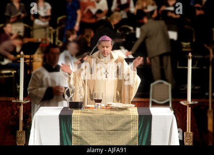 Sacerdote celebrare la Messa cattolica, STATI UNITI D'AMERICA Foto Stock