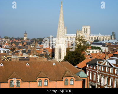 York skyline con il Minster dominando, visto dalla cima di Clifford's Tower. Foto Stock