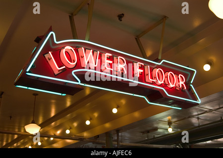 Piano inferiore Neon di segno a Pike Place Market, Seattle, Washington, Stati Uniti d'America Foto Stock