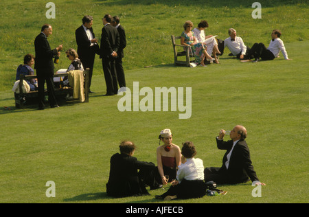 Ricco stile di vita Regno Unito. Glyndebourne festival Opera 1980S.. Bere champagne durante l'intervallo sui prati di fronte al teatro dell'opera. Lewes Sussex Inghilterra Foto Stock