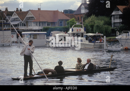 Henley Music Festival Henley sul Tamigi Oxfordshire 1990 Regno Unito ricco Gente ricca che gode di punting fiume Tamigi con abito da sera formale HOMER SYKES Foto Stock