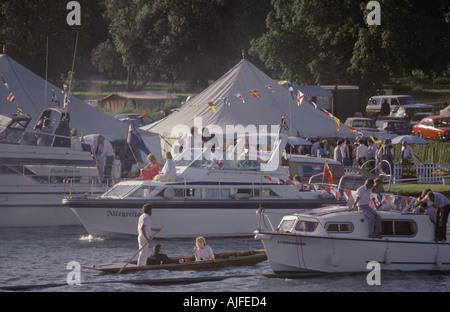 Henley Royal Regatta 1990s Regno Unito. Henley sul Thames Oxfordshire Inghilterra. Al termine di una giornata di corse.1995 HOMER SYKES Foto Stock