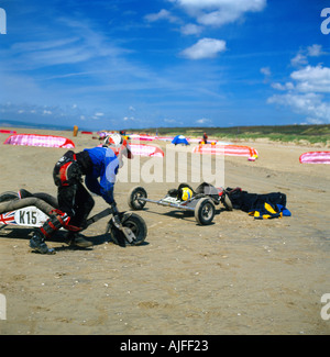 L'uomo spinge il kite buggy a Pembrey Sands Carmarthenshire South Wales UK Wales UK KATHY DEWITT Foto Stock