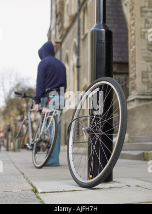 Un ladro che ruba una bici Foto Stock