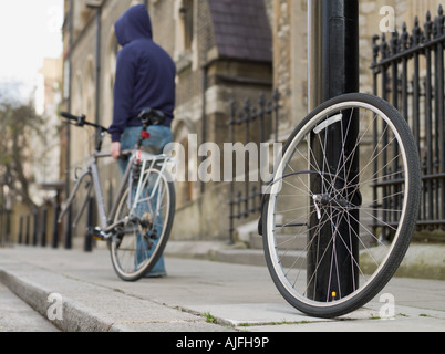 Un ladro che ruba una bici Foto Stock