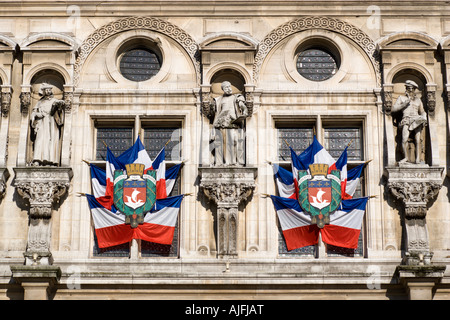 Francia Ile de France Parigi tricolore francese bandiere visualizzati in finestre dell'Hotel De Ville o Town Hall Foto Stock