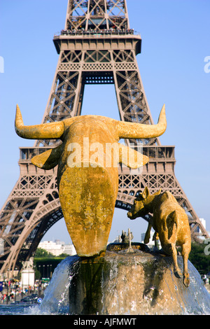 Francia Ile de France di Parigi in bronzo dorato scultura di una mucca e il suo vitello in Trocadero fontane con la Torre Eiffel al di là Foto Stock