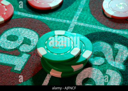 Casino chip collocato su un tavolo di roulette Foto Stock