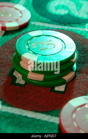 Casino chip collocato su un tavolo di roulette Foto Stock