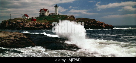 Cape Neddick o Nubble faro alla lunga spiaggia di sabbia vicino a York nel Maine Foto Stock