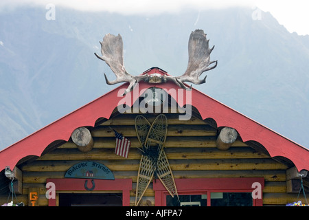 Corna di alce decorare il tetto di una casa a nord di Anchorage in Alaska Foto Stock