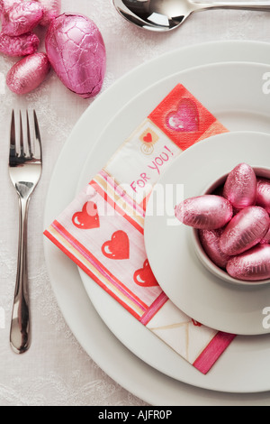 Occasione Speciale Pasqua a tema impostazione della tabella con le uova di Pasqua di cioccolata Studio shot Foto Stock