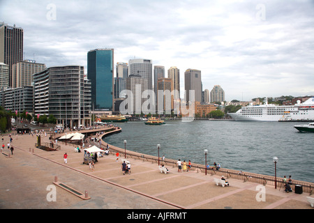 Vista di Circular Quay, Sydney, Australia visto dall'Opera House passi. Foto Stock