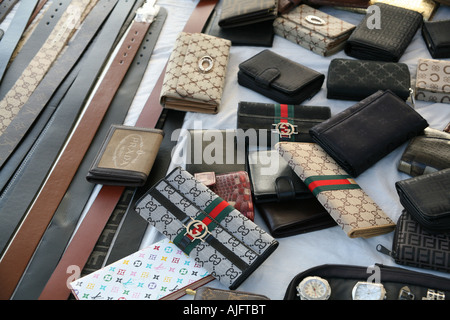 Designer contraffatti portafogli in vendita a Alghero, Sardegna, Italia Foto Stock