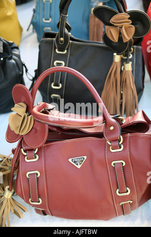 Contraffazione di designer borse in vendita a Alghero, Sardegna, Italia Foto Stock