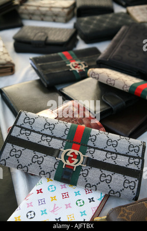 Contraffazione di designer borse in vendita a Alghero, Sardegna, Italia Foto Stock