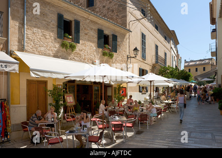 Cafe nella Città Vecchia, Alcudia, Mallorca, Spagna Foto Stock