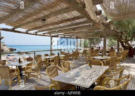 Il ristorante sul fronte spiaggia, Cala San Vicente, Mallorca, Spagna Foto Stock