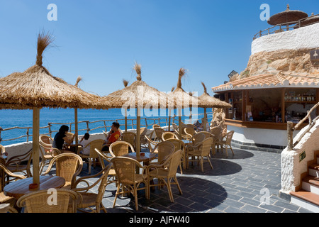 Il cafe bar a Cova d'en Xoroi grotta complessa, Cala'n Porter, Menorca, Spagna Foto Stock