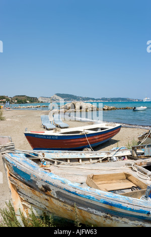 Barca da pesca sulla spiaggia di Argassi, Zante, Isole Ionie, Grecia Foto Stock