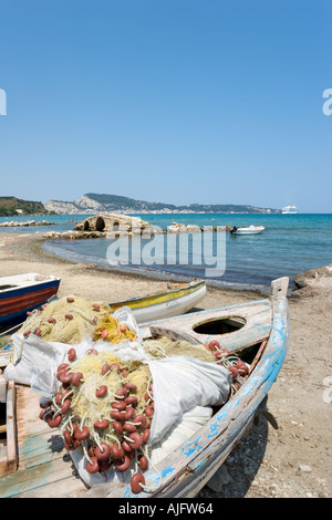 Barca da pesca sulla spiaggia di Argassi, Zante, Isole Ionie, Grecia Foto Stock