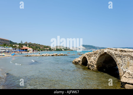 Rovine di un ponte sulla spiaggia di Argassi, Zante, Isole Ionie, Grecia Foto Stock