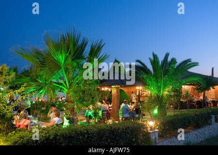 Taverna di notte, Kalamaki, Zacinto (Zante), Isole Ionie, Grecia Foto Stock