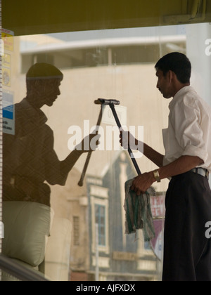L'uomo lavaggi windows Foto Stock