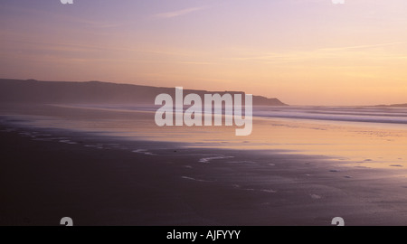 Misty tramonto sulla spiaggia Wales UK Foto Stock