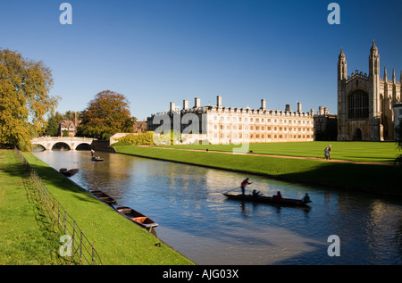 Punting sul fiume Cam Cambridge Inghilterra lungo la famosa "spalle" e edifici universitari Foto Stock