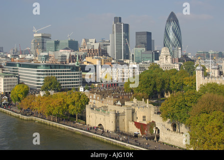 Città skyline di Londra include il nuovo edificio Willis visto al di là di colore di autunno presso la Torre di Londra Foto Stock