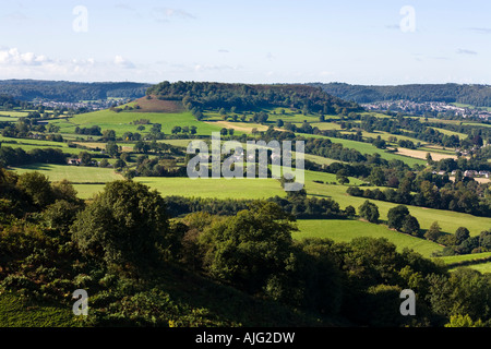 Nord faccia di camma verso il basso lungo visto dal Cotswold scarpata a picco Coaley Picnic, Gloucestershire Foto Stock