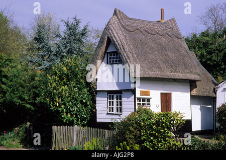 Clavering Essex Inghilterra Ford del portiere cottage con tetto in paglia in miniatura house REGNO UNITO Inghilterra tradizionale architettura Inglese tranquilla Foto Stock