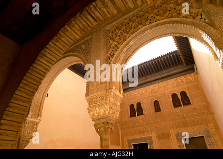 La facciata del Palazzo di Comares costruito dal sultano Maometto V nell'Alhambra di Granada Spagna Foto Stock