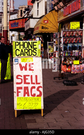 Bando pubblicità della vendita di sigarette in un negozio di Blackpool Foto Stock