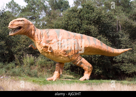 Lifesize ricostruzione del Tyrannosaurus rex un carnivoro bipede theropod dinosaur tardi Cretceous Francia Foto Stock