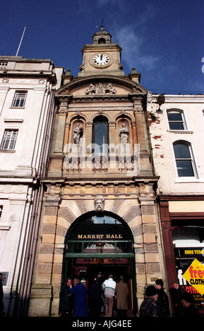 Il mercato coperto e la torre dell orologio in Hereford Foto Stock