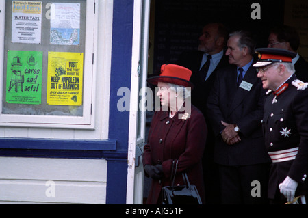 HRH Queen Elizabeth II sul molo halfpenny Harwich Essex. Foto Stock