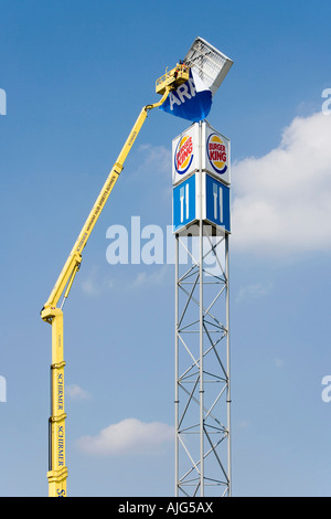 Installazione di ARAL Logo in un'autostrada area di servizio con una gru ARAL è il più popolare di olio minerale società in Germania un Foto Stock